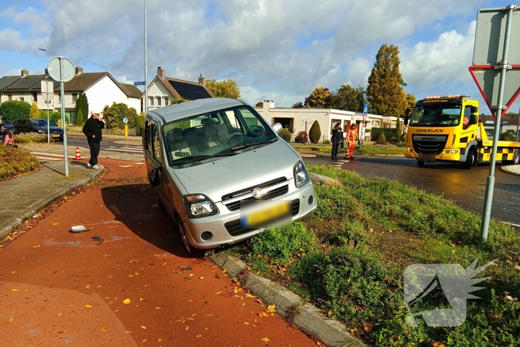Auto belandt op zijkant op het fietspad
