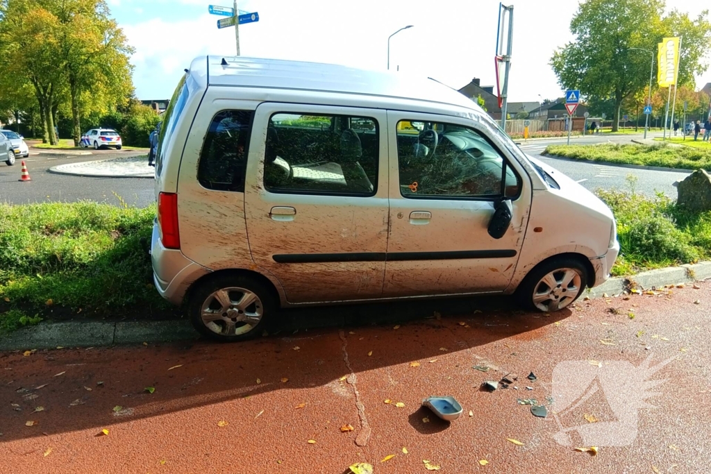 Auto belandt op zijkant op het fietspad