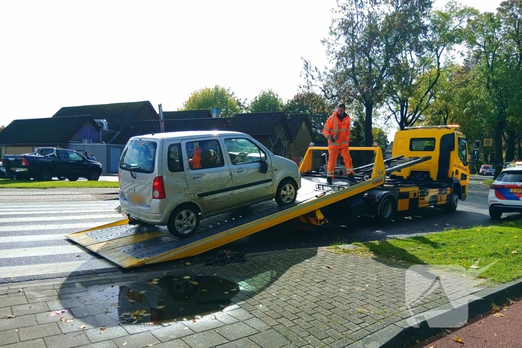 Auto belandt op zijkant op het fietspad