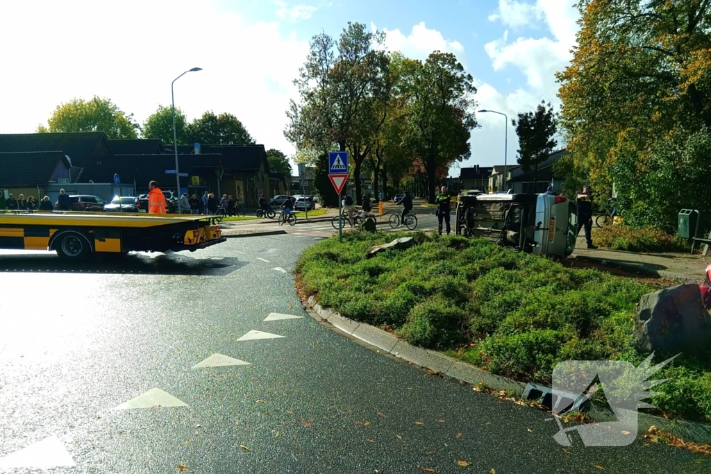 Auto belandt op zijkant op het fietspad