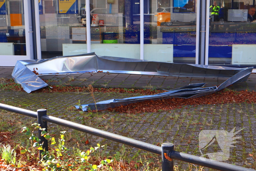 Dakrand waait los tijdens storm Amy