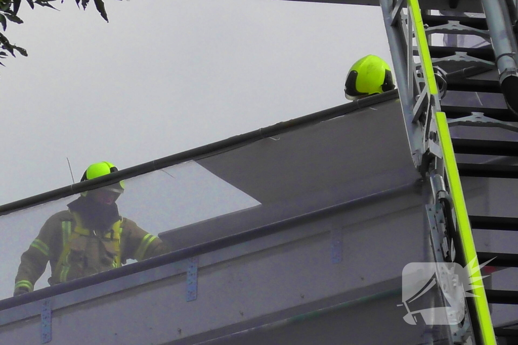 Loshangende plaat bij flat in renovatie