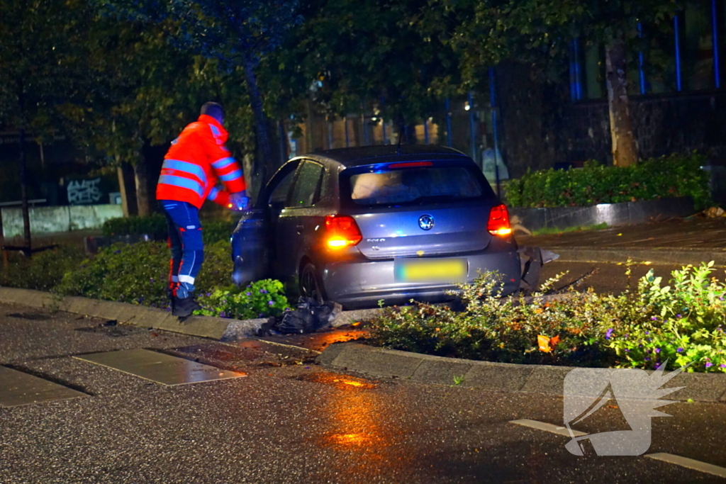 Auto botst tegen boom
