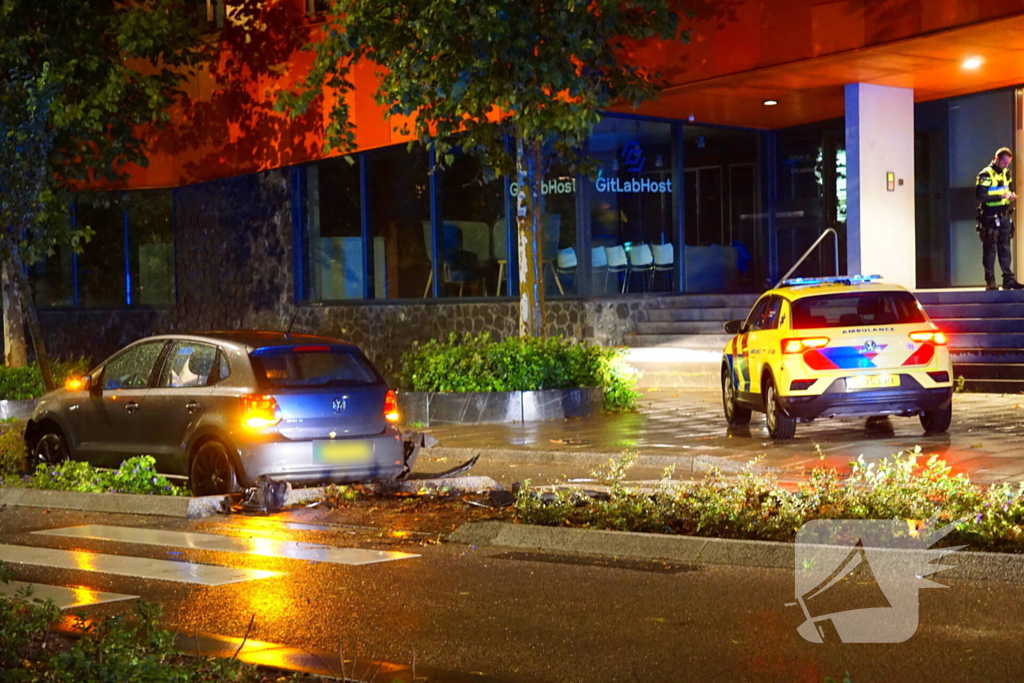 Auto botst tegen boom