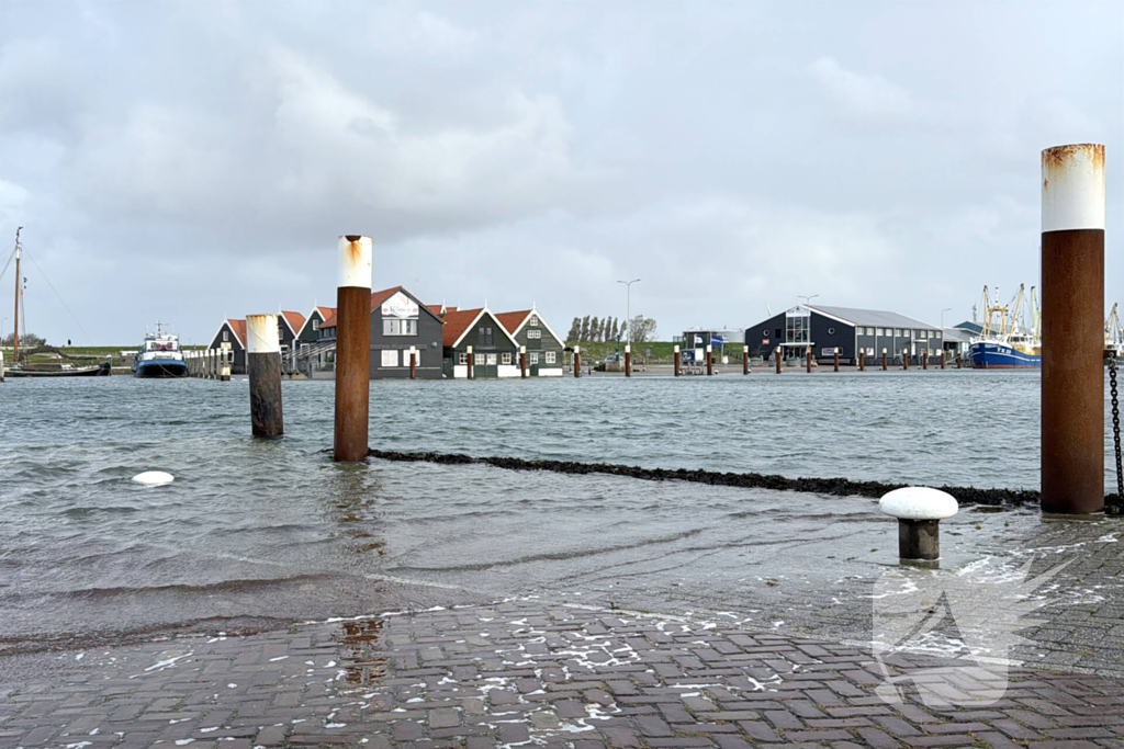 Hoge zeewaterstand overspoelt haven