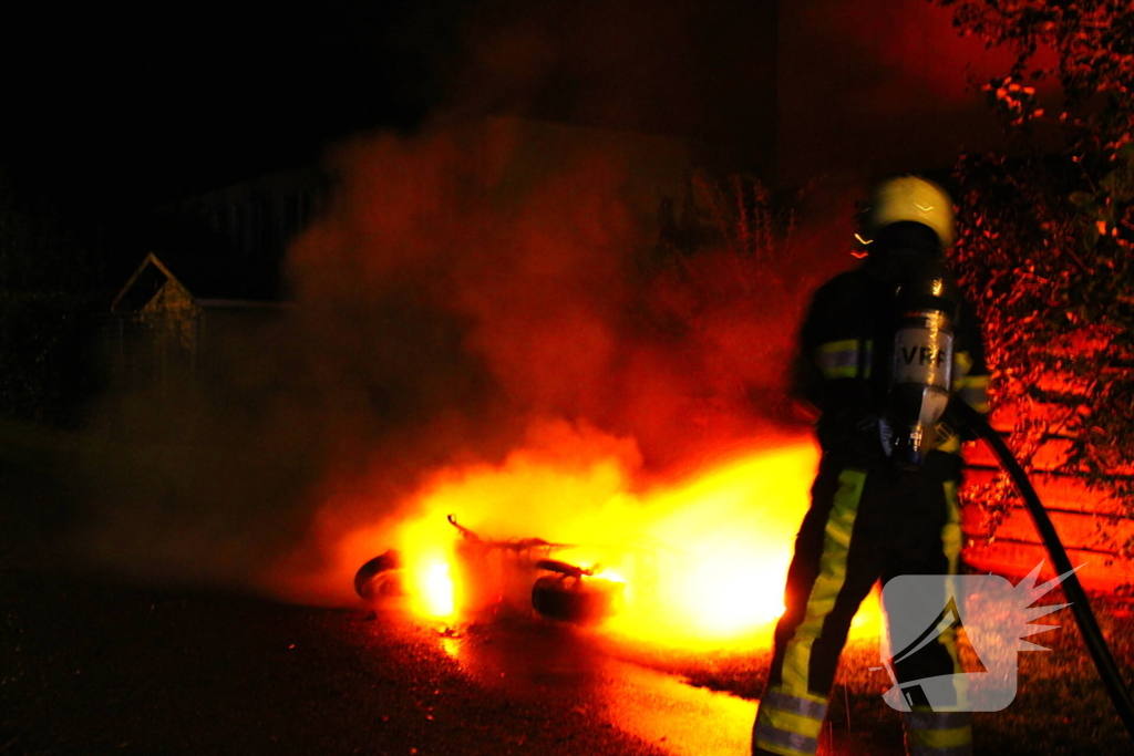 Scooterbrand in de nacht