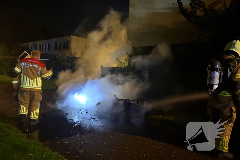Scooterbrand in de nacht