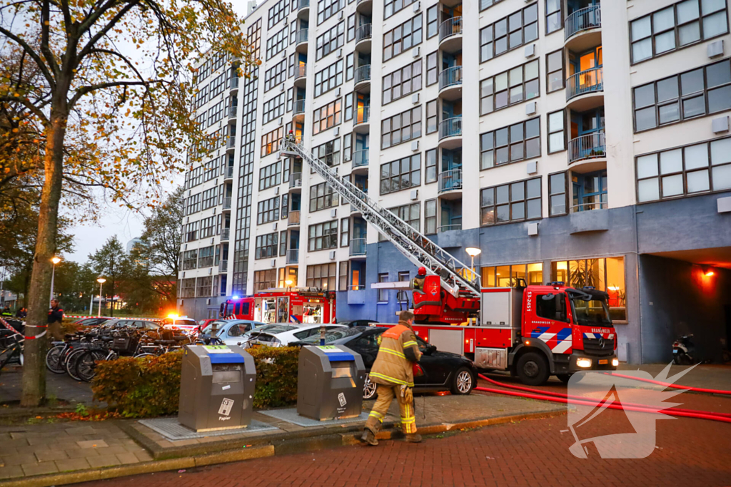 Dode bij grote brand in flat, brandweerlieden onwel