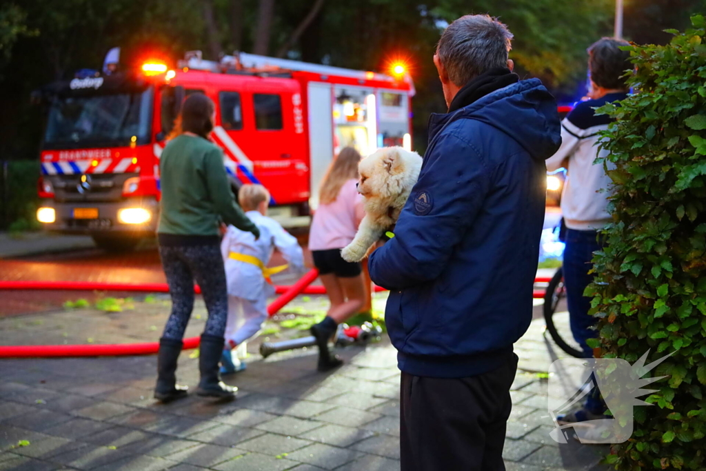 Dode bij grote brand in flat, brandweerlieden onwel