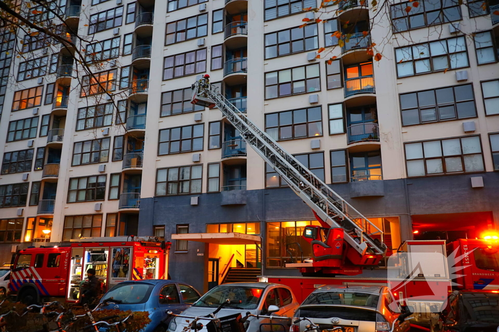 Dode bij grote brand in flat, brandweerlieden onwel