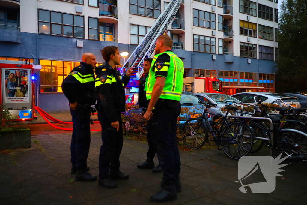 Dode bij grote brand in flat, brandweerlieden onwel