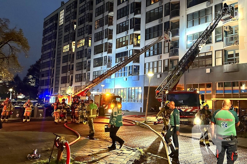 Dode bij grote brand in flat, brandweerlieden onwel