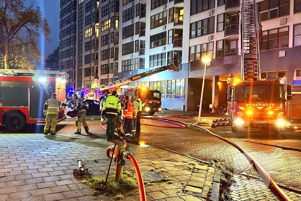 Dode bij grote brand in flat, brandweerlieden onwel