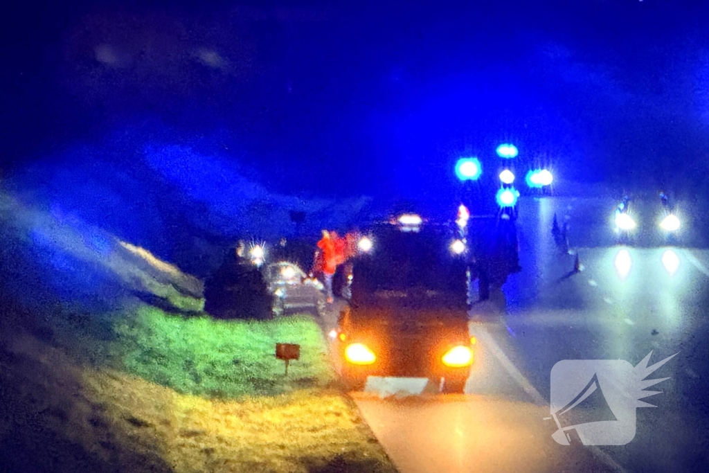 Auto draait rond op snelweg