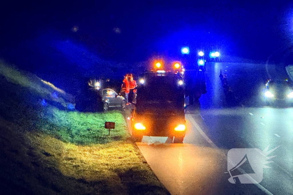 Auto draait rond op snelweg