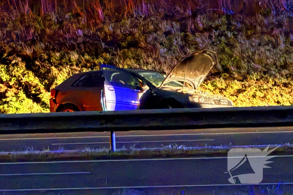 Auto draait rond op snelweg