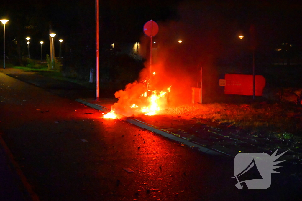 Scooter in vlammen bij sportpark