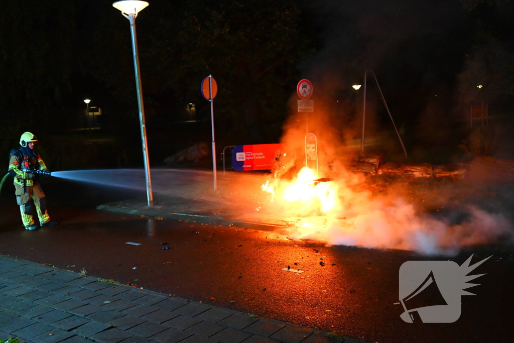 Scooter in vlammen bij sportpark