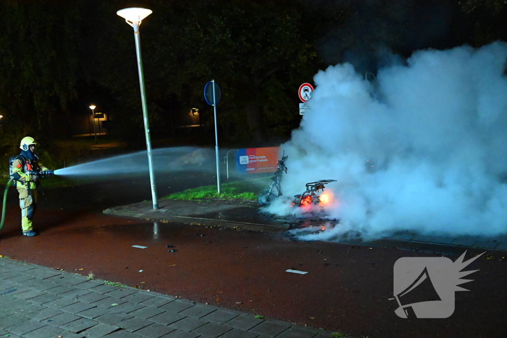 Scooter in vlammen bij sportpark