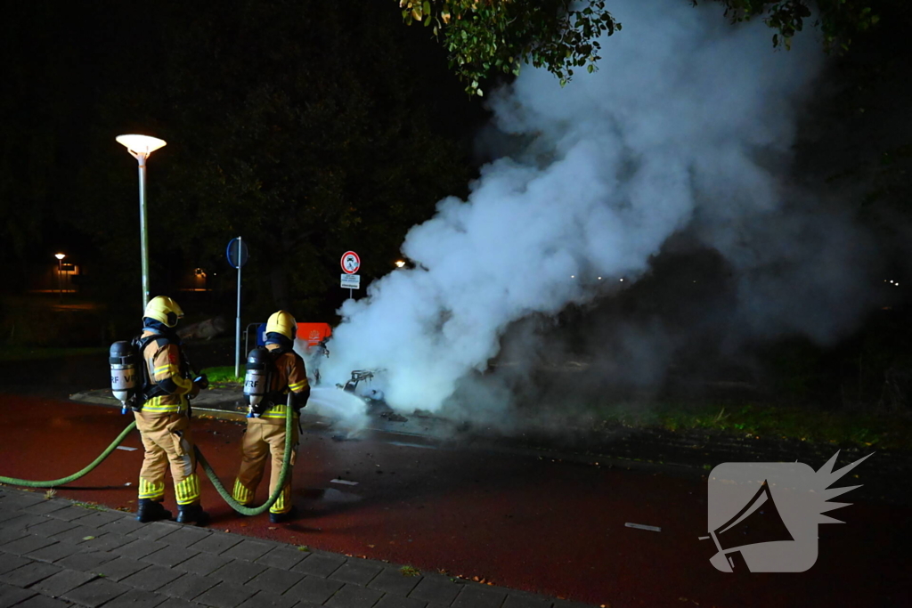 Scooter in vlammen bij sportpark