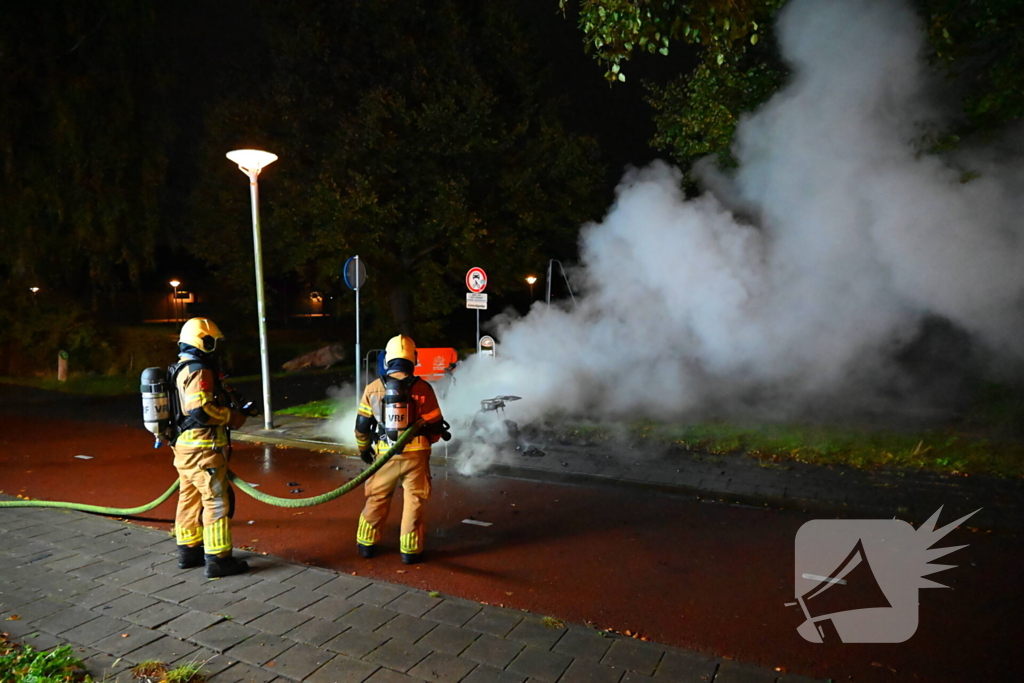 Scooter in vlammen bij sportpark