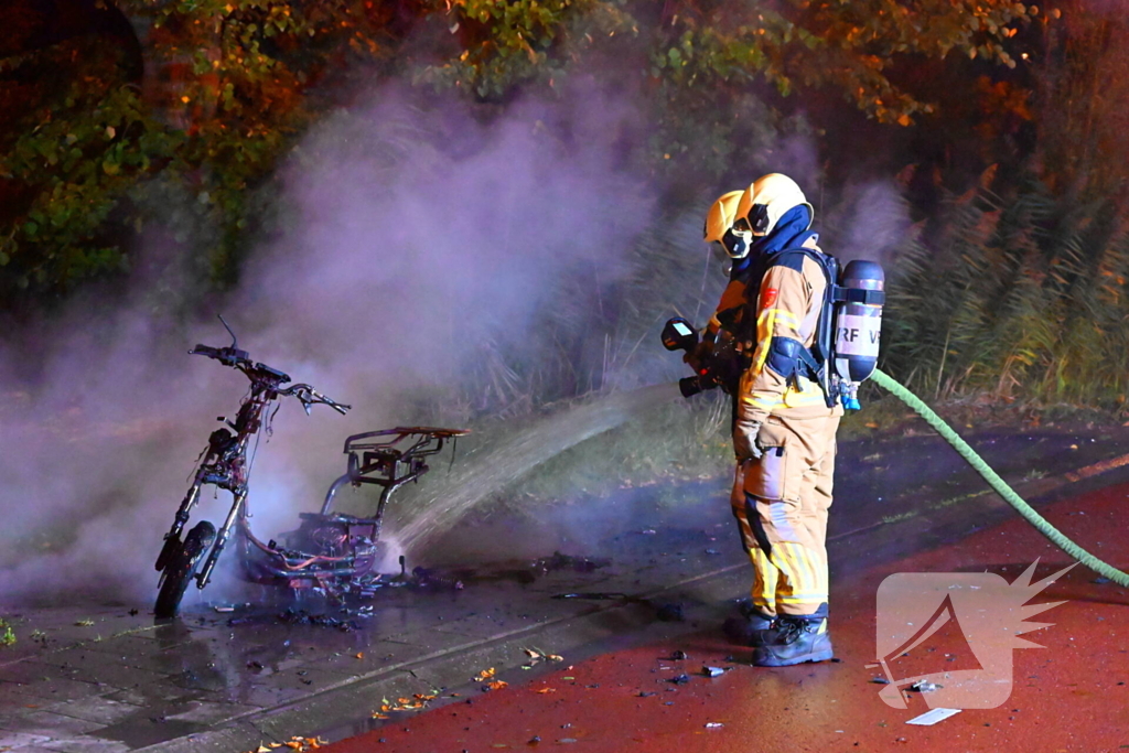 Scooter in vlammen bij sportpark