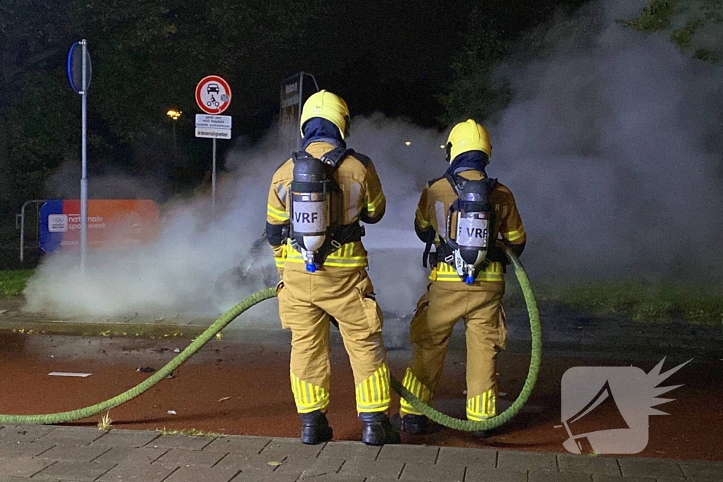 Scooter in vlammen bij sportpark