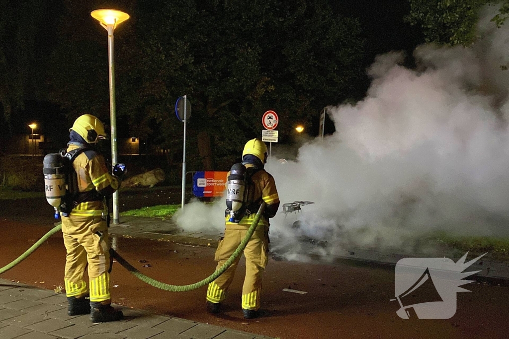 Scooter in vlammen bij sportpark