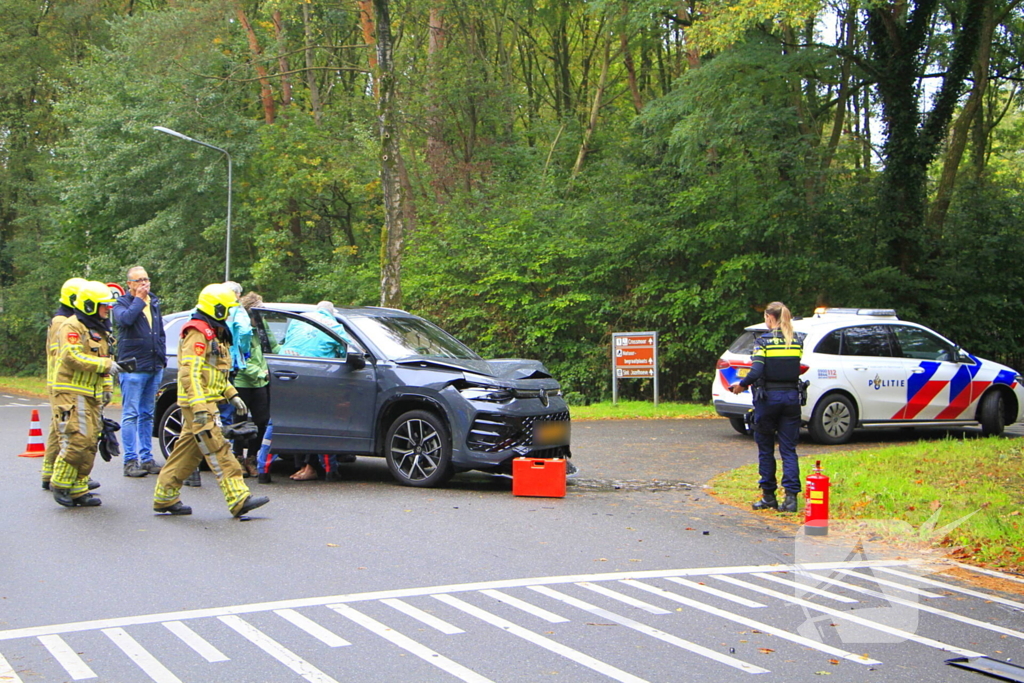 Bestelbus kantelt na ongeluk