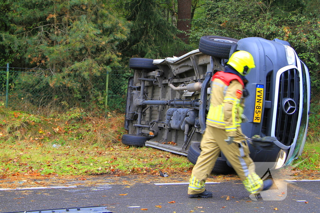 Bestelbus kantelt na ongeluk