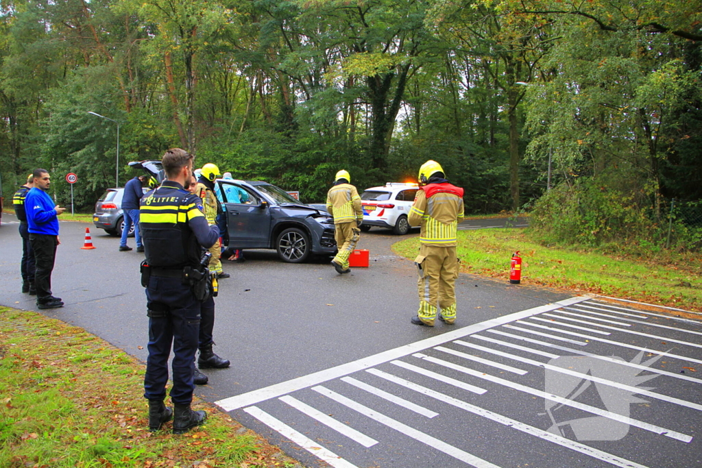 Bestelbus kantelt na ongeluk