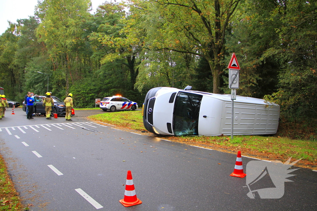 Bestelbus kantelt na ongeluk
