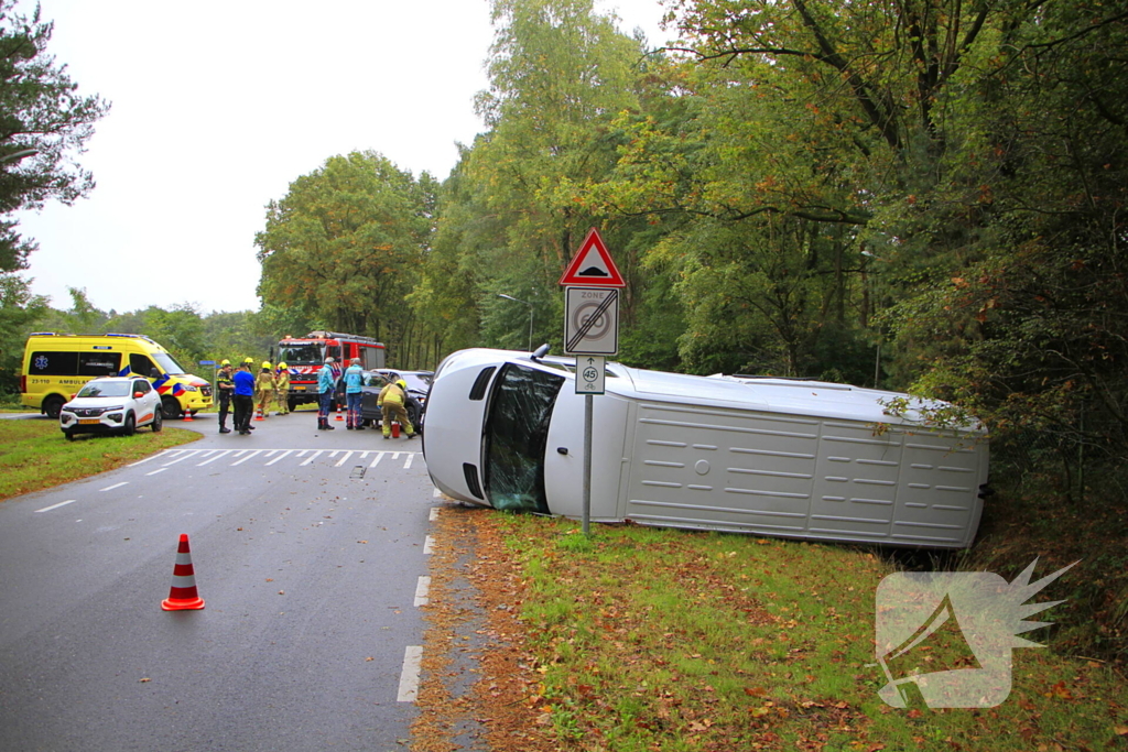 Bestelbus kantelt na ongeluk