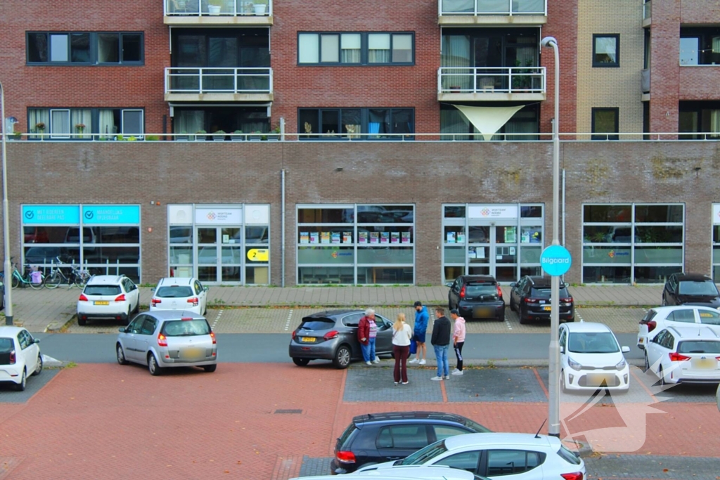 Automobilist vast op betonblok