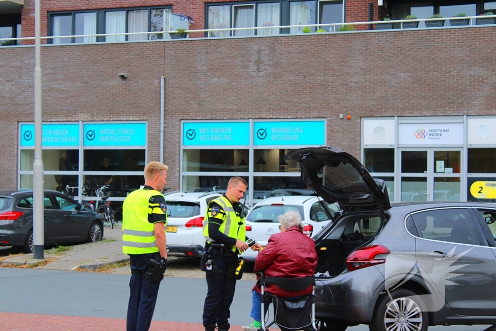 Automobilist vast op betonblok