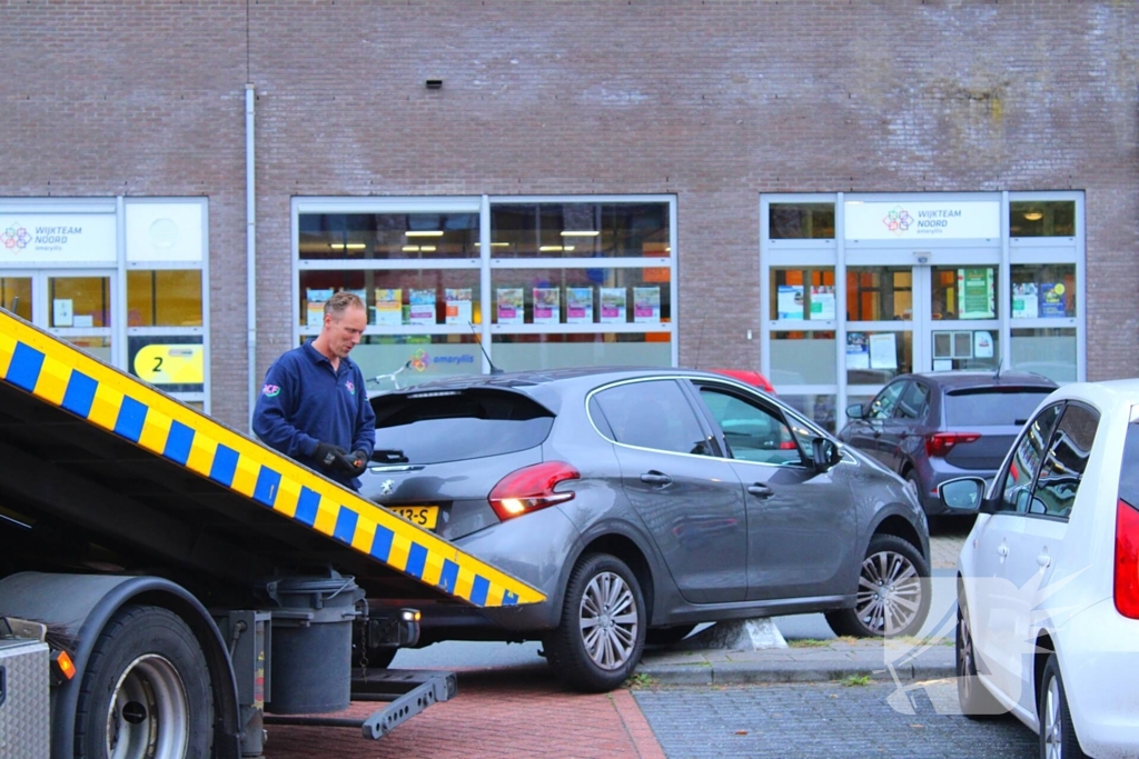 Automobilist vast op betonblok