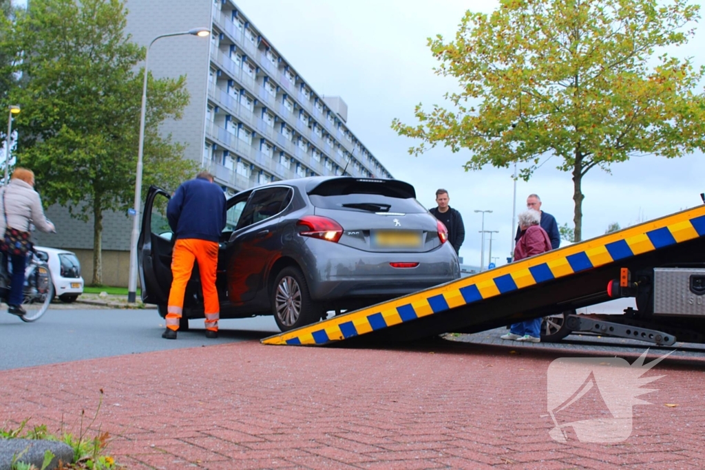 Automobilist vast op betonblok