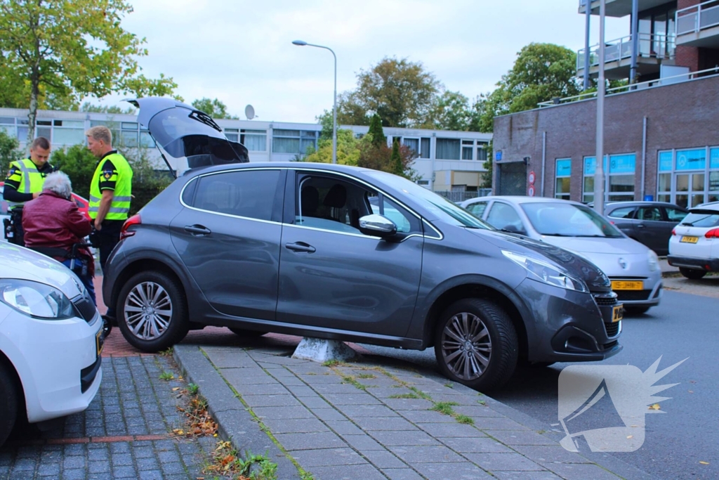 Automobilist vast op betonblok