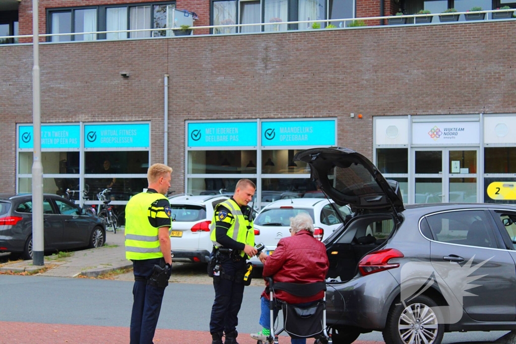 Automobilist vast op betonblok