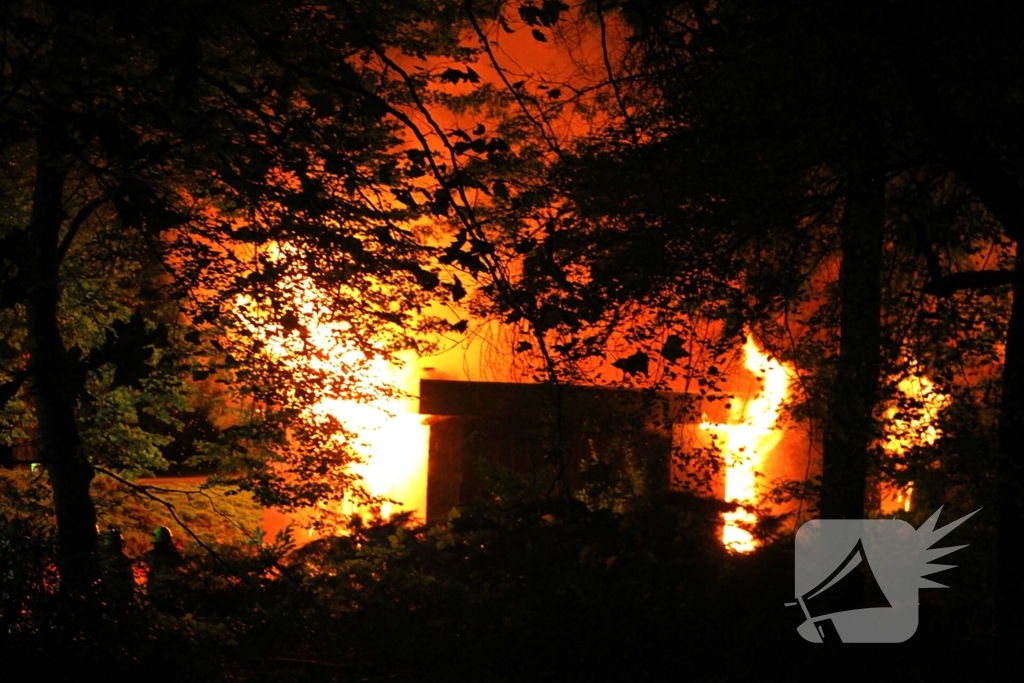 Grote inzet bij uitslaande woningbrand