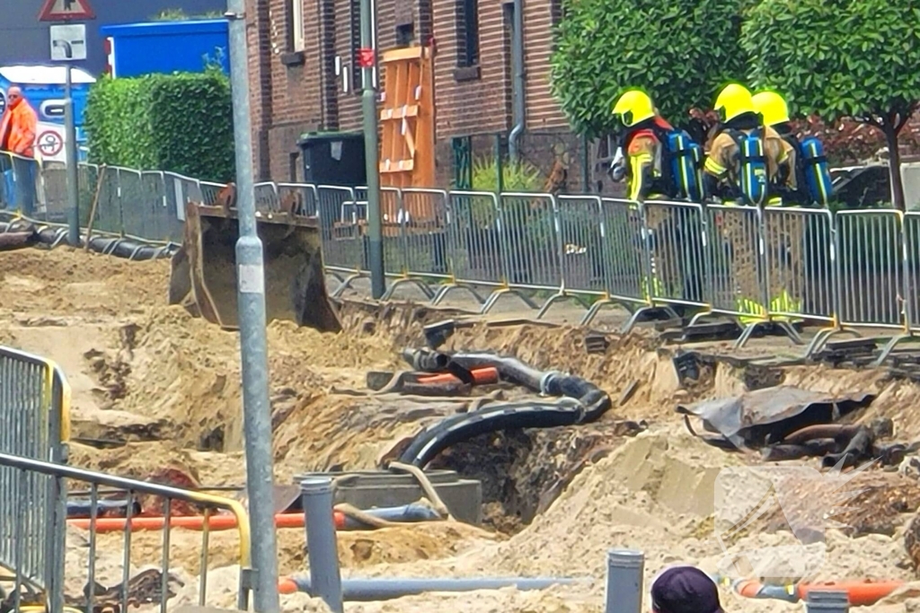 Brandweer ontruimt woningen na gasleidingbreuk