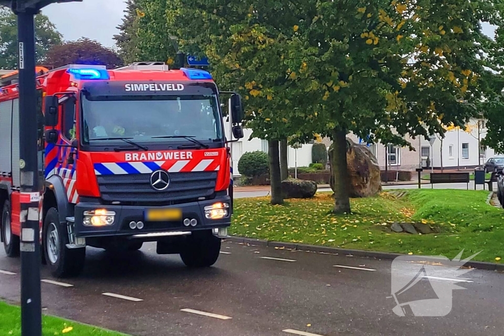 Brandweer ontruimt woningen na gasleidingbreuk