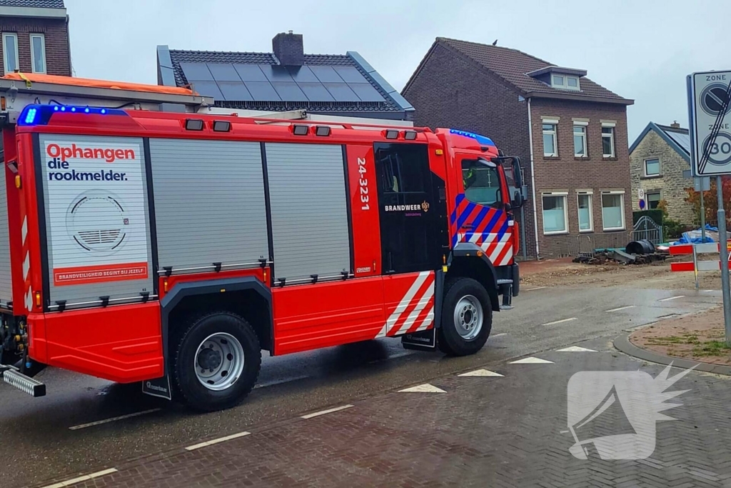 Brandweer ontruimt woningen na gasleidingbreuk