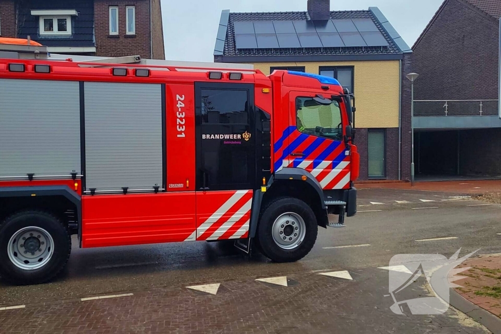 Brandweer ontruimt woningen na gasleidingbreuk