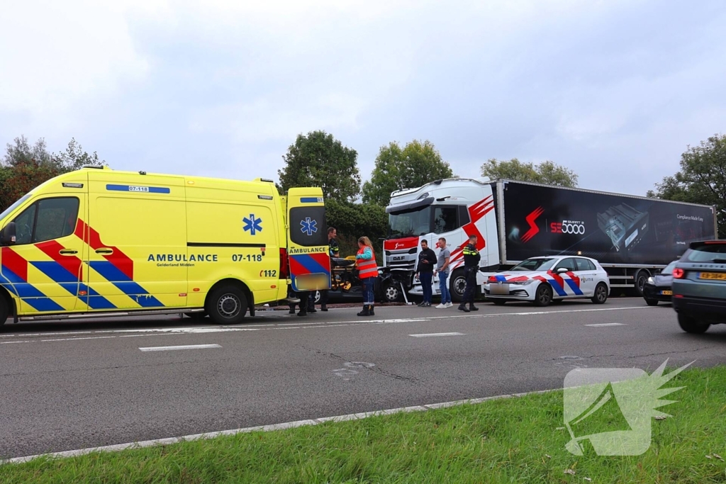 Frontale botsing op geparkeerde vrachtwagen