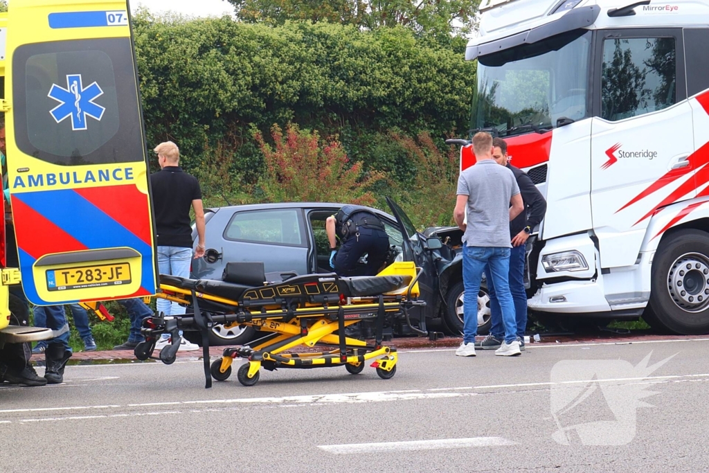 Frontale botsing op geparkeerde vrachtwagen