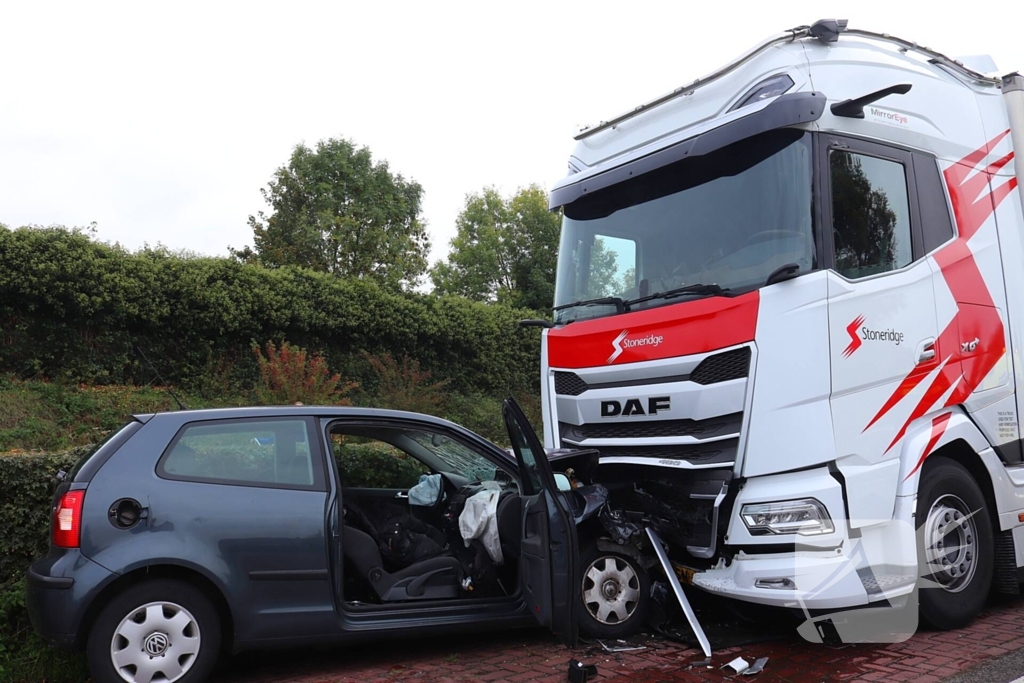 Frontale botsing op geparkeerde vrachtwagen