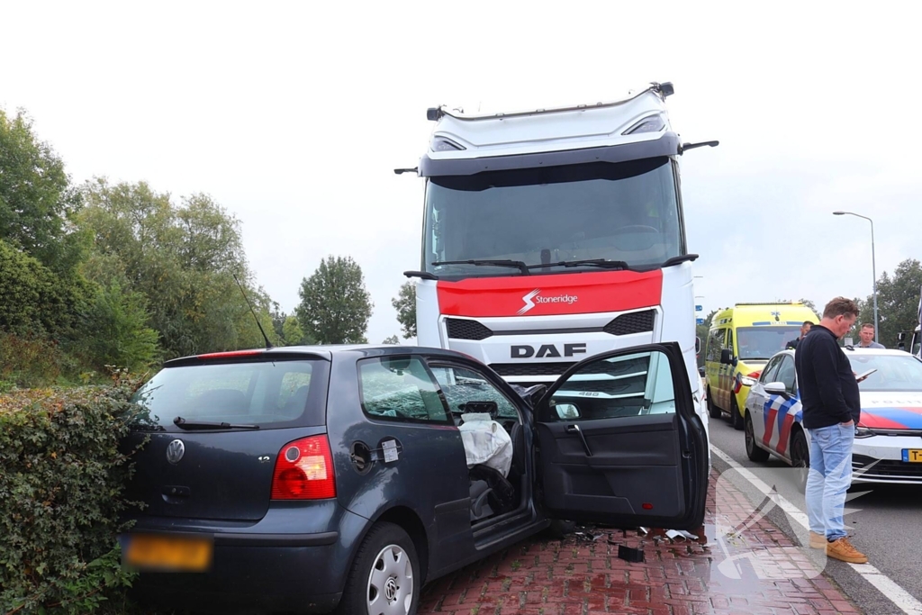 Frontale botsing op geparkeerde vrachtwagen