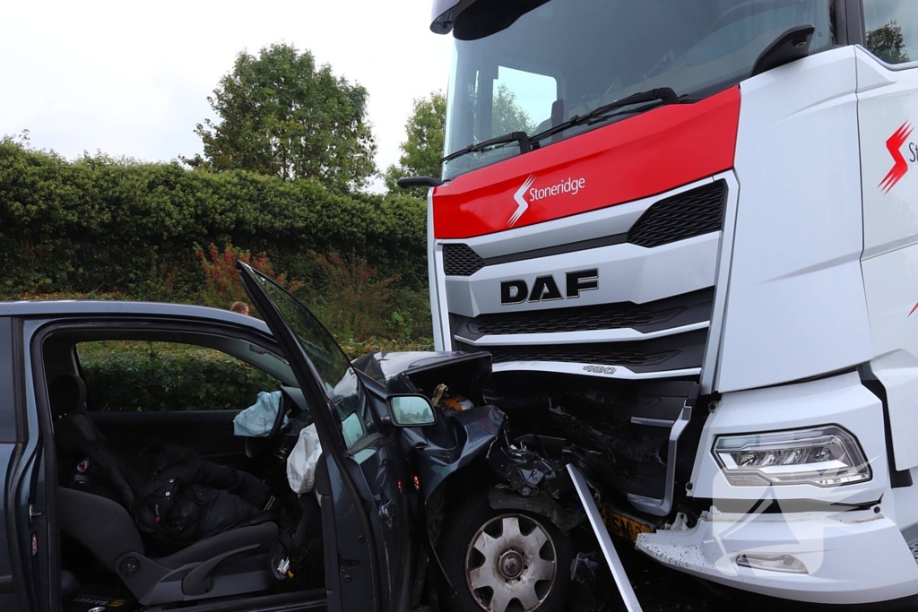 Frontale botsing op geparkeerde vrachtwagen