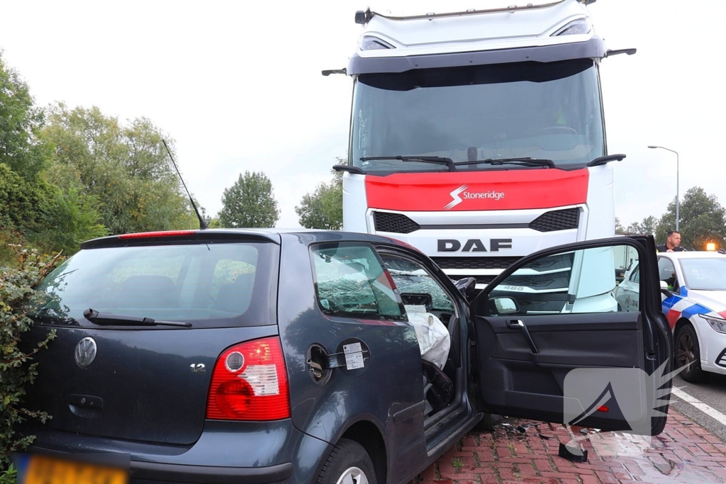 Frontale botsing op geparkeerde vrachtwagen